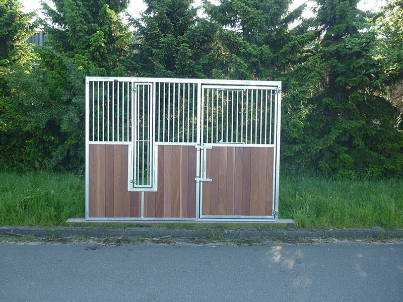 vorderfront-mit-verschliessbarem-fressplatzund-drehtuer-mit-doppelhubverschluss-01_original
