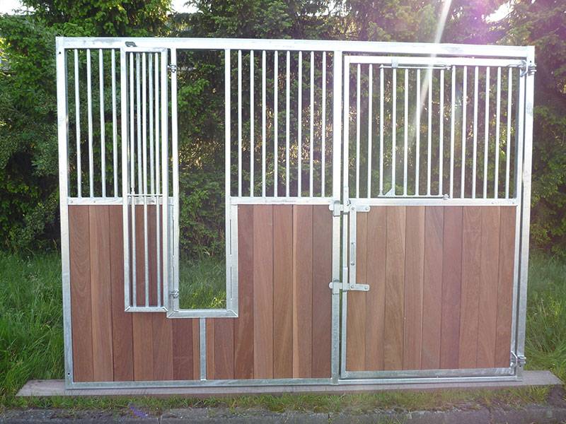 vorderfront-mit-verschliessbarem-fressplatzund-drehtuer-mit-doppelhubverschluss-06_original