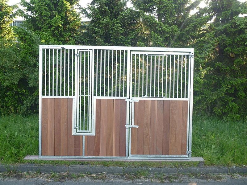 vorderfront-mit-verschliessbarem-fressplatzund-drehtuer-mit-doppelhubverschluss-03