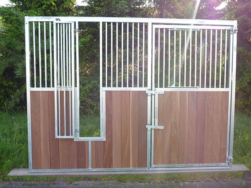 vorderfront-mit-verschliessbarem-fressplatzund-drehtuer-mit-doppelhubverschluss-06