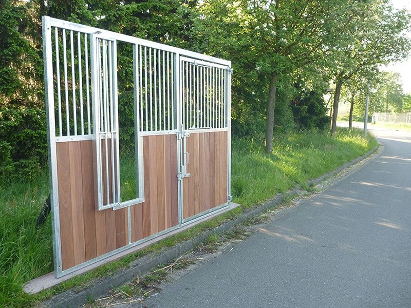 vorderfront-mit-verschliessbarem-fressplatzund-drehtuer-mit-doppelhubverschluss-08