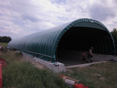 Shelterall Rundbogenhalle auf Wänden gesetzt