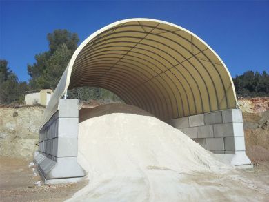 Shelterall Rundbogenhalle auf Mauern gesetzt