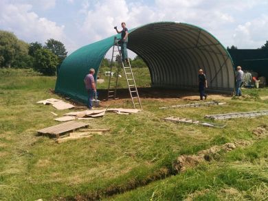 Der Aufbau einer Shelterall Rundbogenhalle.